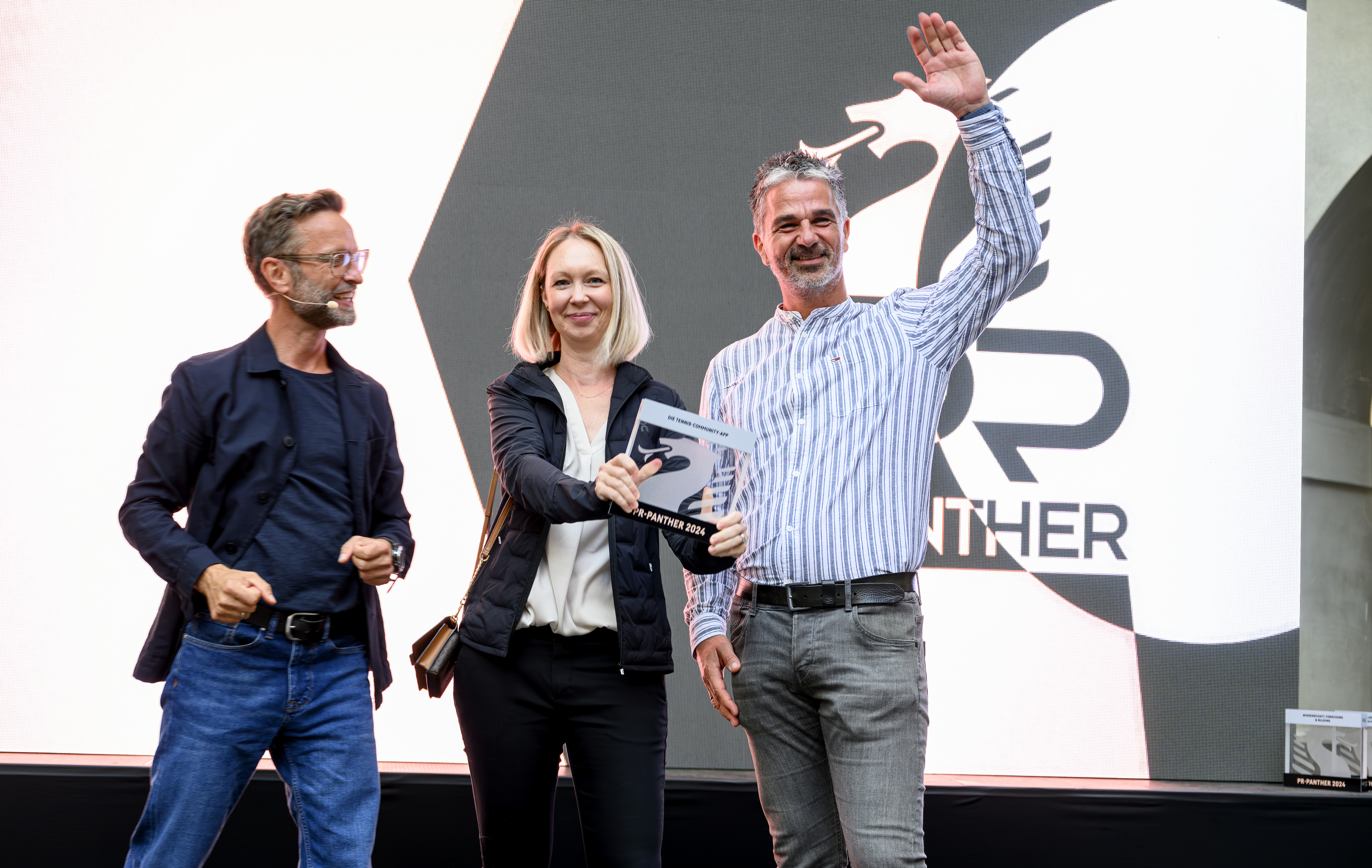 Hier sieht man Silvia Haselwanter von Rubikon, die Agentur gewinnt einen PR-Panther für die ÖTV-App